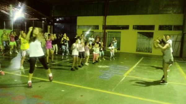 Dia da Mulher &eacute; comemorado com aul&atilde;o de Zumba na Escola Pequeno Pr&iacute;ncipe.(Imagem:FlorianoNews)