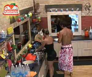 Peões arrumam a cozinha da sede depois do almoço
