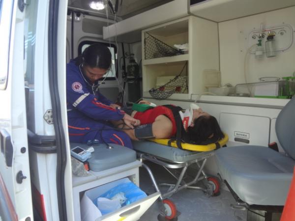 Ve&iacute;culo capota e deixa tr&ecirc;s pessoas feridas na BR-230.(Imagem:FlorianoNews)