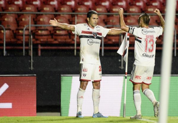 O Manaus desta quarta-feira, time da Série C do Brasileirão, foi pouco resistente e sucumbiu em menos de dez minutos entre os gols de Eder e Diego Costa. O 2 a 0 permitiu a Rogéri(Imagem:Reprodução)