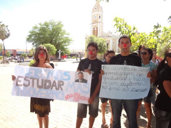 Professores e estudantes da UESPI realizaram manifesta&ccedil;&atilde;o em Floriano.(Imagem:FlorianoNews)