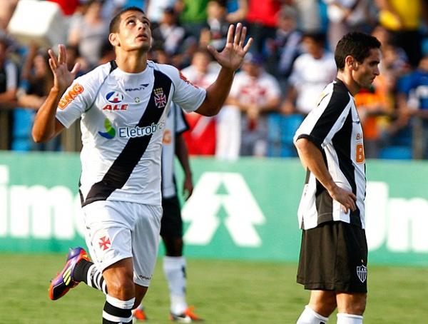 Vasco tem dois pênaltis, aproveita um e vence o Galo fora de casa: 2 a 1