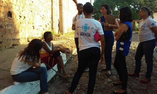 Equipe da Unidade M&oacute;vel de Sa&uacute;de atendendo &agrave; uma moradora de rua(Imagem:Equipe da Unidade M&oacute;vel de Sa&uacute;de)