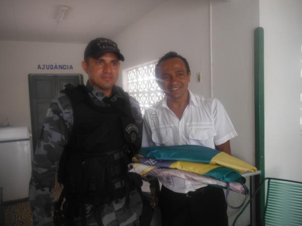 Bandeiras s&atilde;o entregues ao 3&ordm; BPM de Floriano para incinera&ccedil;&atilde;o.(Imagem:FlorianoNews)