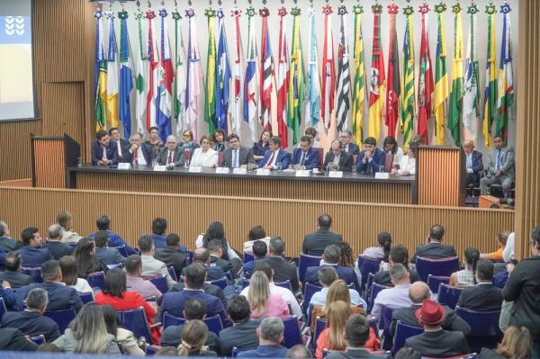Rafael destaca import&acirc;ncia de unir esfor&ccedil;os para fortalecer pol&iacute;ticas sociais em encontro com prefeitos eleitos em Bras&iacute;lia.(Imagem:Divulga&ccedil;&atilde;o)