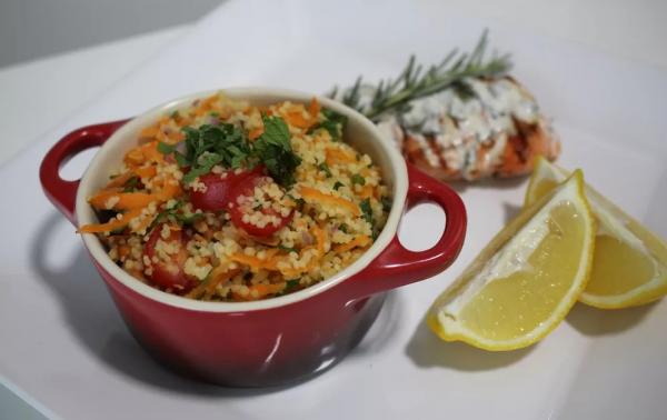  Cuscuz marroquino de legumes acompanhado de salm&atilde;o grelhado, feito pela cozinheira Viviane Bianconi.(Imagem: Mariane Rossi/G1 )