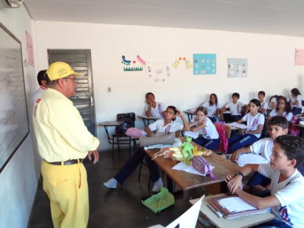 Repórter Amarelinho convida alunos para Festival Estudantil