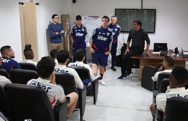 Fernando Diniz se apresenta para o grupo do S&atilde;o Paulo.(Imagem: Rubens Chiri / saopaulofc.net)