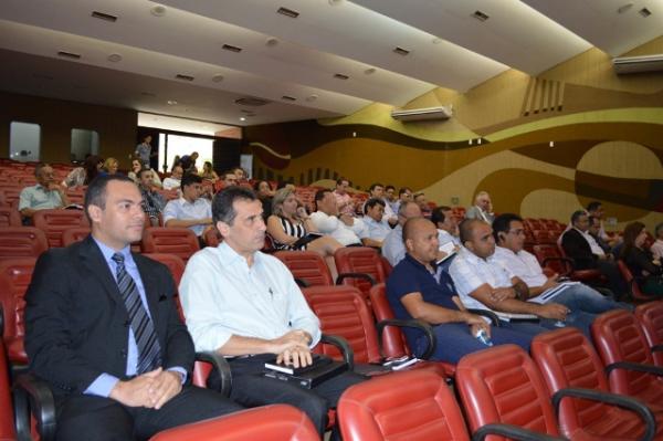 Prefeito de Floriano participa de semin&aacute;rio sobre forma&ccedil;&atilde;o de cons&oacute;rcios intermunicipais.(Imagem:SECOM)