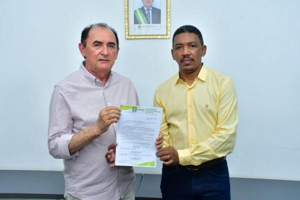 Prefeito Ant&ocirc;nio Reis Neto, entregou a portaria N&ordm; 03/2024 para o engenheiro civil, Louren&ccedil;o Marcos Pereira da Cruz.(Imagem:Secom)