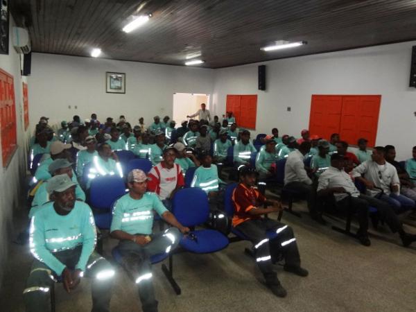 Reunião com equipe de limpeza urbana discutiu normas de segurança
