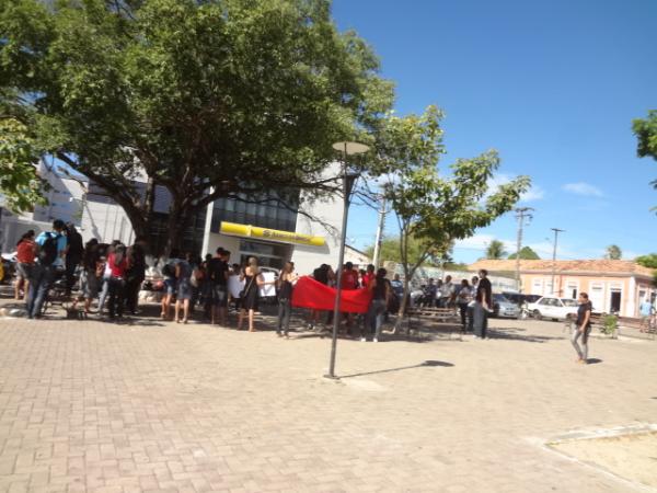 Professores e estudantes da UESPI realizaram manifesta&ccedil;&atilde;o em Floriano.(Imagem:FlorianoNews)