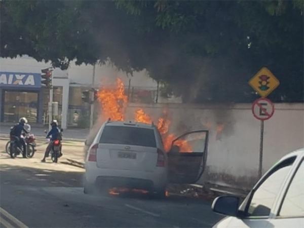 Incêndio atinge carro e mãe com crianças escapam ilesas.(Imagem:Reprodução)