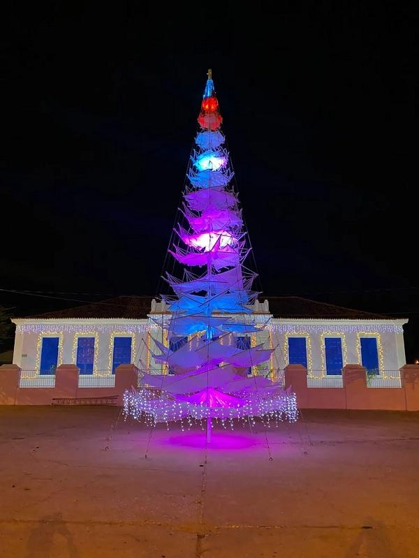 400 redes brancas são usadas para montar árvore de Natal de 15 metros de altura no Norte do Piauí