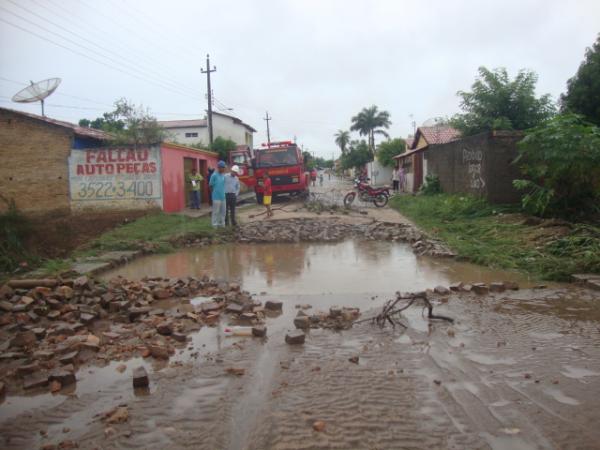 Buraco na ponte sobre o Riacho Irapu&aacute;(Imagem:reda&ccedil;&atilde;o)