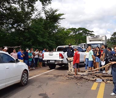 Manifestantes liberam BR-343 após reunião com secretário