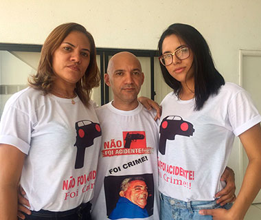 Família faz protesto para que 1º júri popular de morte no trânsito não seja adiado