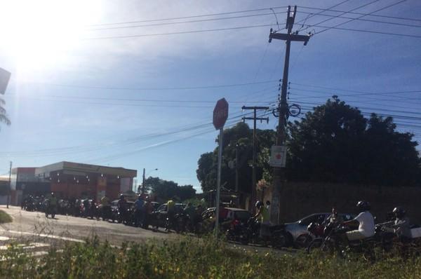 G1 registrou longas filas em postos onde ainda h&aacute; combust&iacute;vel em Teresina.(Imagem:Maria Romero/G1)