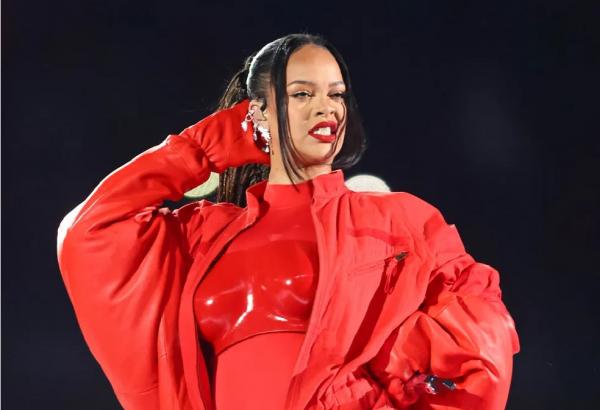 Super Bowl: Rihanna desfila hits na sua volta aos palcos