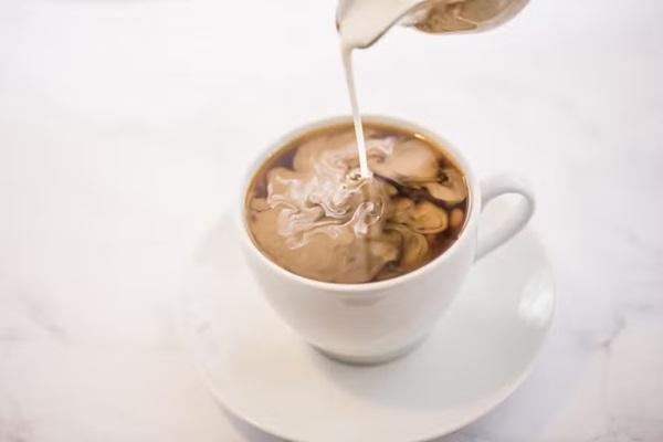Café com leite de todo dia está entre os grandes vilões da inflação de 2024
