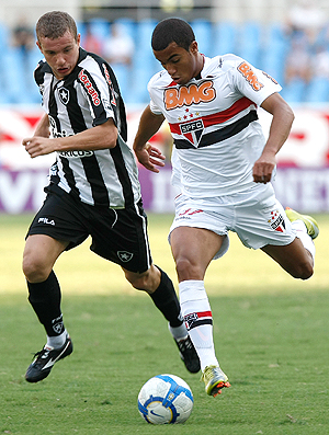 Botafogo vence o São Paulo no Engenhão e se aproxima dos líderes