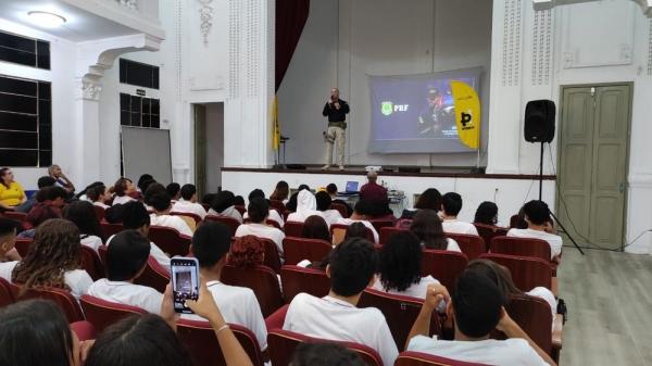 Detran realiza palestras para conscientizar jovens sobre prevenção de acidentes