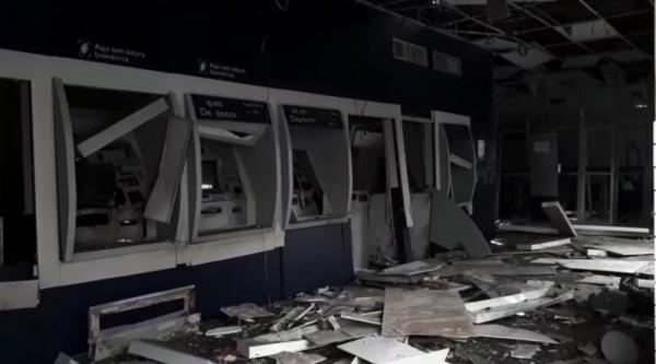 Caixas eletr&ocirc;nicos foram arrombados com explosivos em assalto duplo em Campo Maior, no Piau&iacute;.(Imagem:Walter J&uacute;nior/ TV Clube)