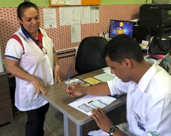 Acad&ecirc;micos da FAESF realizam atualiza&ccedil;&atilde;o vacinal na Escola Pequeno Pr&iacute;ncipe.(Imagem:FAESF)