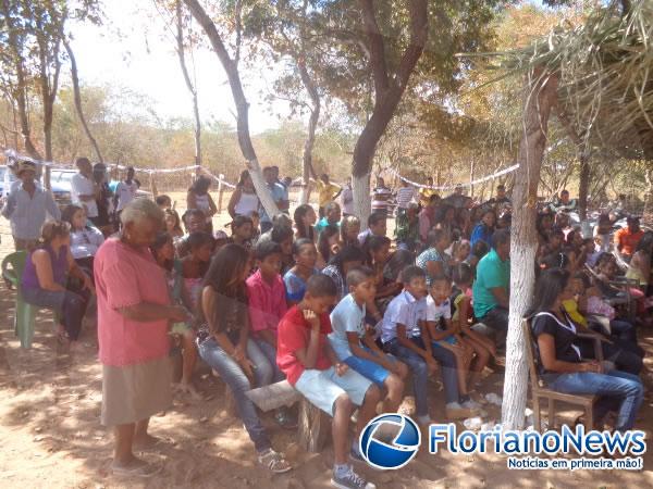 Adolescentes recebem o Sacramento do Crisma na localidade Sap&eacute;.(Imagem:FlorianoNews)