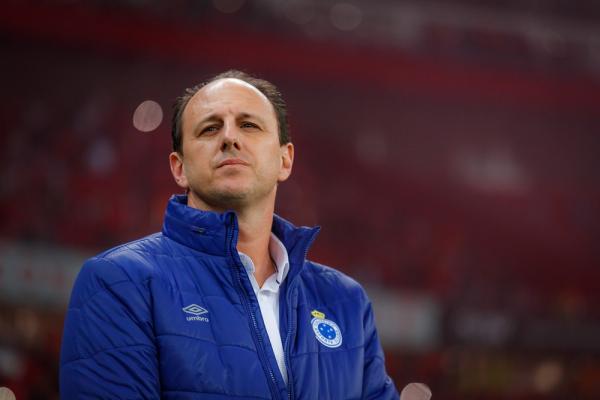 Sem clima com jogadores e diretoria, Rogério Ceni tem reunião no Cruzeiro para definir saída