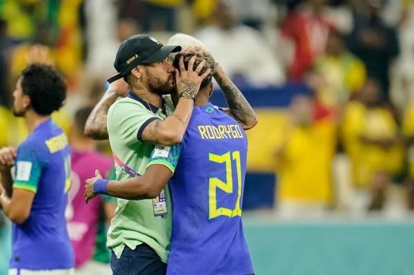 Abraço, conversa e exemplo: como Neymar busca liderar jovens da Seleção na Copa do Catar