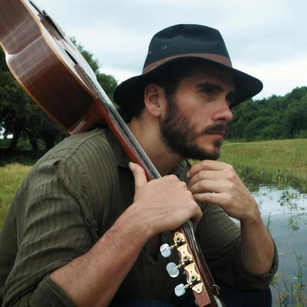 Gabriel Sater revitaliza tema instrumental de 2006 em mais um single do álbum "Erva doce"