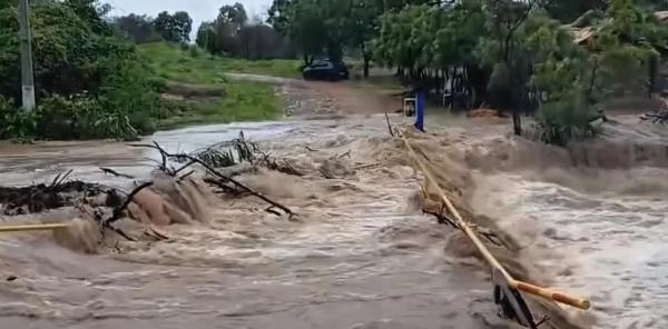 Forte chuva provoca alagamentos e transtornos em Floriano no último dia de 2025