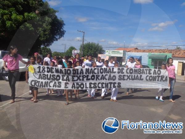 Caminhada contra explora&ccedil;&atilde;o sexual de crian&ccedil;as e adolescentes &eacute; realizada em Bar&atilde;o de Graja&uacute;.(Imagem:FlorianoNews)