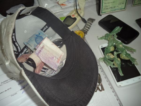 Polícia Militar de Floriano prende dois homens suspeitos de tráfico de drogas.(Imagem:FlorianoNews)