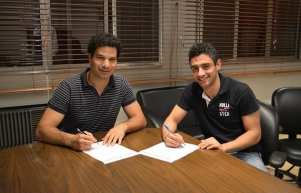 Daniel (&agrave; direita) assina contrato ao lado do gerente de futebol do Tricolor, Gustavo Vieira de Oliveira.(Imagem:Site Oficial do S&atilde;o Paulo)