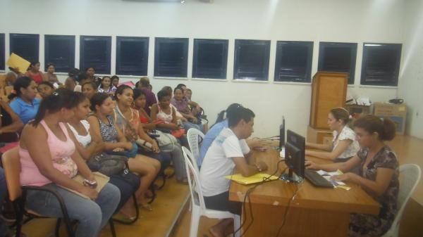 Mais de tr&ecirc;s mil cadastros s&atilde;o realizados no 1&ordm; dia de inscri&ccedil;&otilde;es no Programa Minha Casa Minha Vida.(Imagem:FlorianoNews)