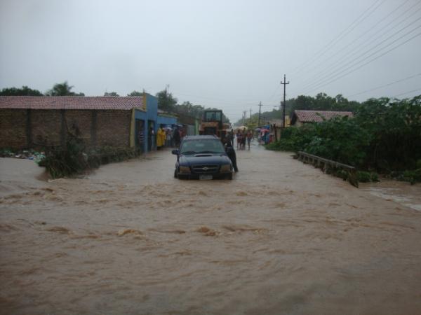 A rua Elias Oka foi tomada pela &aacute;gua da chuva e do riacho Irapu&aacute; que transbordou(Imagem:reda&ccedil;&atilde;o)