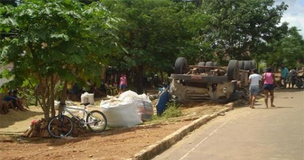 Caminh&atilde;o carregado de arroz tomba e mata motorista em Ribeiro Gon&ccedil;alves(Imagem:Divulga&ccedil;&atilde;o)