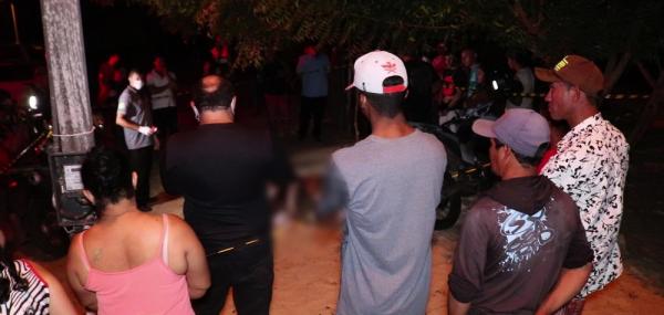 Mulher foi morta a facadas na Lagoa do Portinho em Parna&iacute;ba.(Imagem: Reprodu&ccedil;&atilde;o/TV Clube)