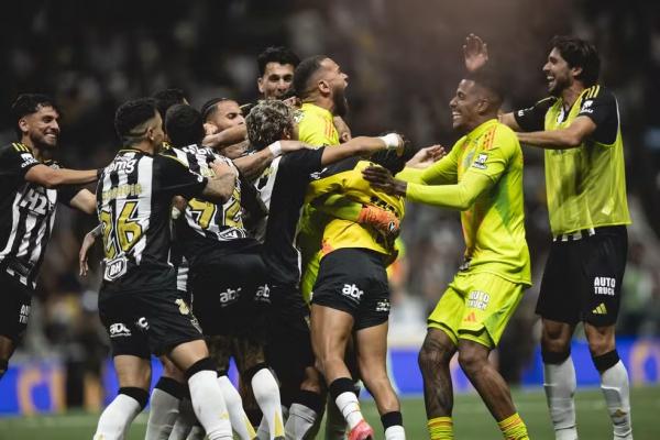 Atlético-MG repete roteiro com Everson protagonista, tem sinergia com torcida e afasta crise