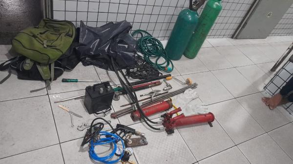 Dupla é presa tentando estourar caixas eletrônicos de supermercado na Zona Leste de Teresina