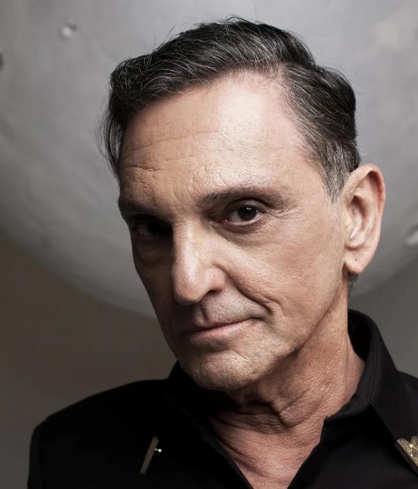Paulo Miklos regrava canção do trio Secos & Molhados para trilha de série