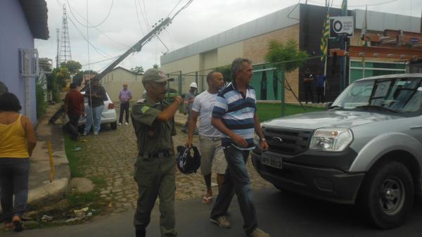 Caminh&atilde;o arranca fios, quebra poste e danifica carro no centro de Floriano.(Imagem:FlorianoNews)