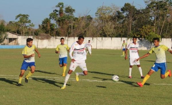 Rom&aacute;rio anota um gol, e assiste a Charles disparar na artilharia.(Imagem:Renan Morais/GloboEsporte.com)
