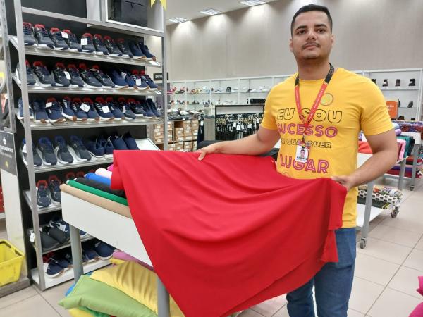 Ramires, chefe do setor de tecidos do Armaz&eacute;m Para&iacute;ba.(Imagem:FlorianoNews)