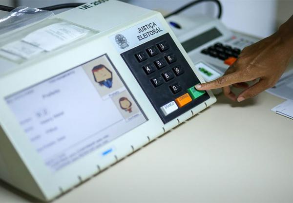 Ministro diz ao TSE que vai indicar militares para fiscalizar urnas