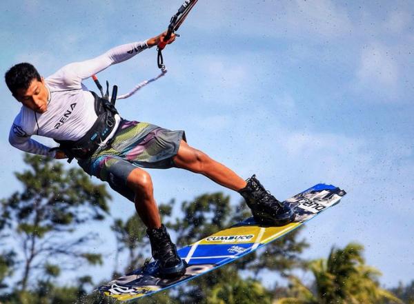 Set Teixeira em a&ccedil;&atilde;o na primeira etapa do Brasileiro de Kitesurf disputado no litoral do Piau&iacute;.(Imagem: Leandro Porto)