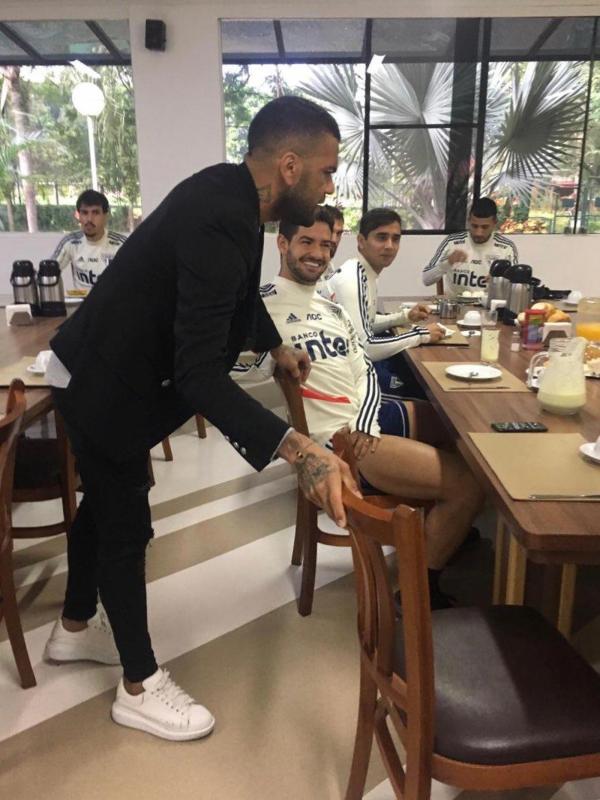 Dani Alves vai a CT e tem primeiro contato com elenco do São Paulo
