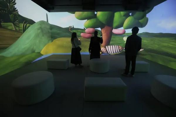 Com cerca de 40 obras projetadas em 360 graus, 